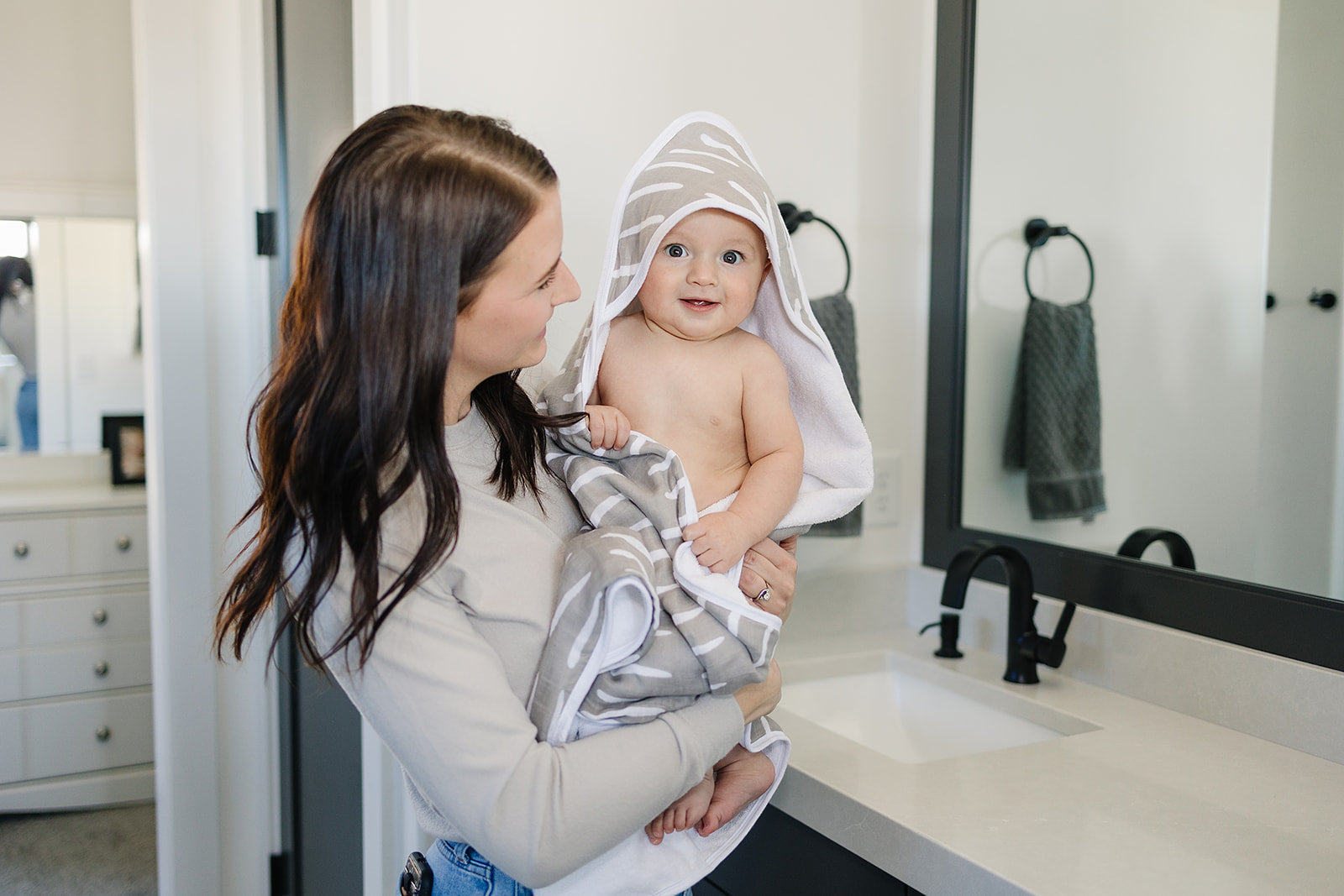 Grey Dash Muslin Hooded Towel - Nature's Crib