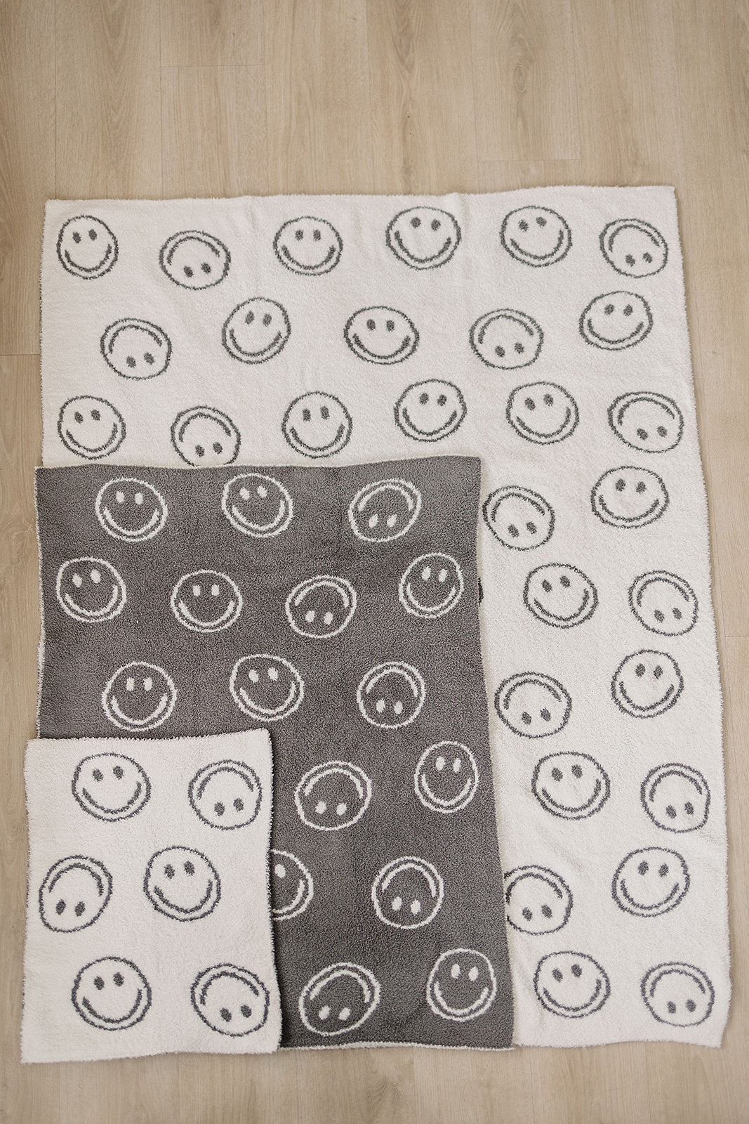 Mebie Baby,Charcoal Smiley Plush Blanket